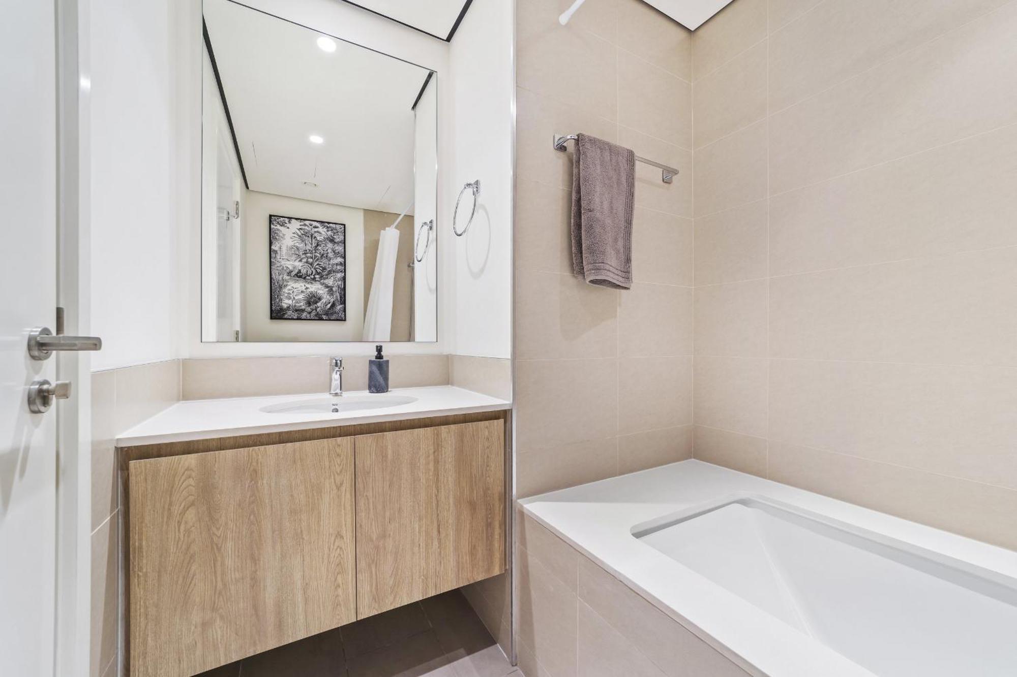Vayk - Beautifully Upgraded 2bd In Hills Apartment