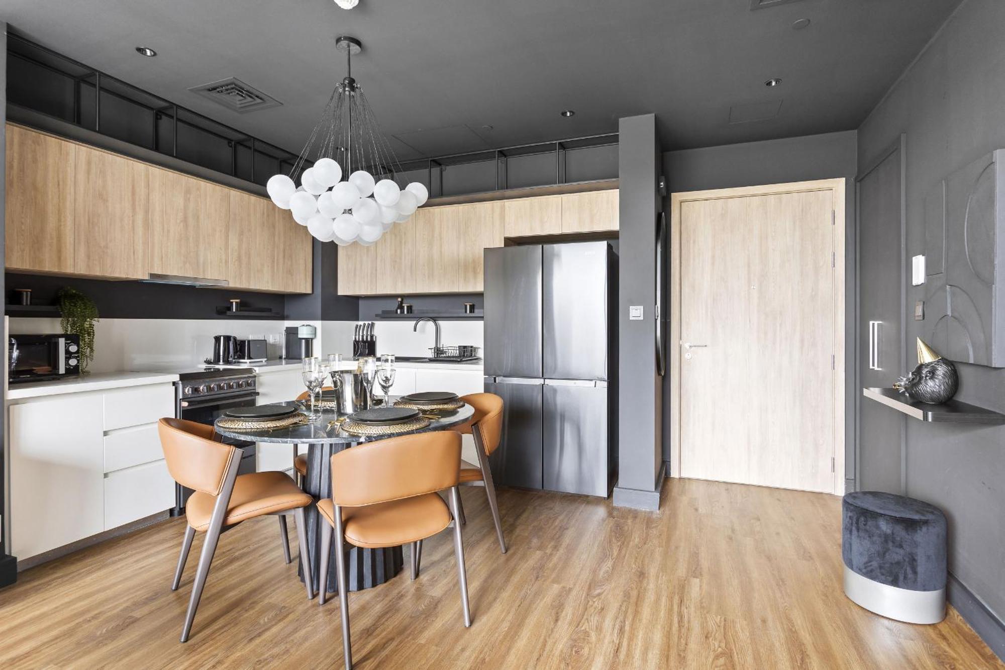 Vayk - Beautifully Upgraded 2bd In Hills * Dubai